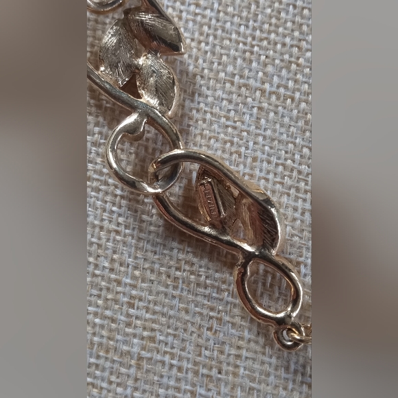 Trifari TM Vintage 80's Milk Glass Full Parue Necklace, Bracelet, Post Earrings - Picture 11 of 11